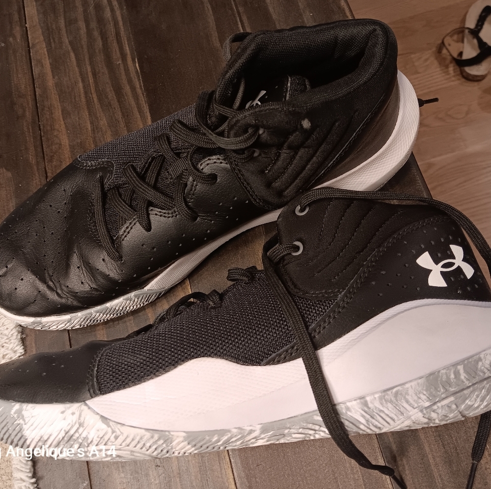 Under Armor Men's basketball shoes, size M 10/W 11.5.